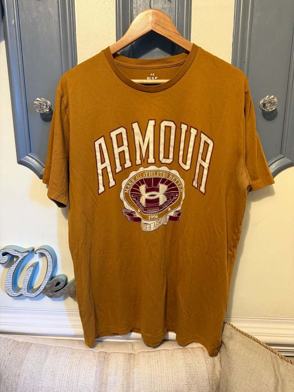 Under Armour Collegiate Crest T-Shirt Size XL Yellow Short Sleeve